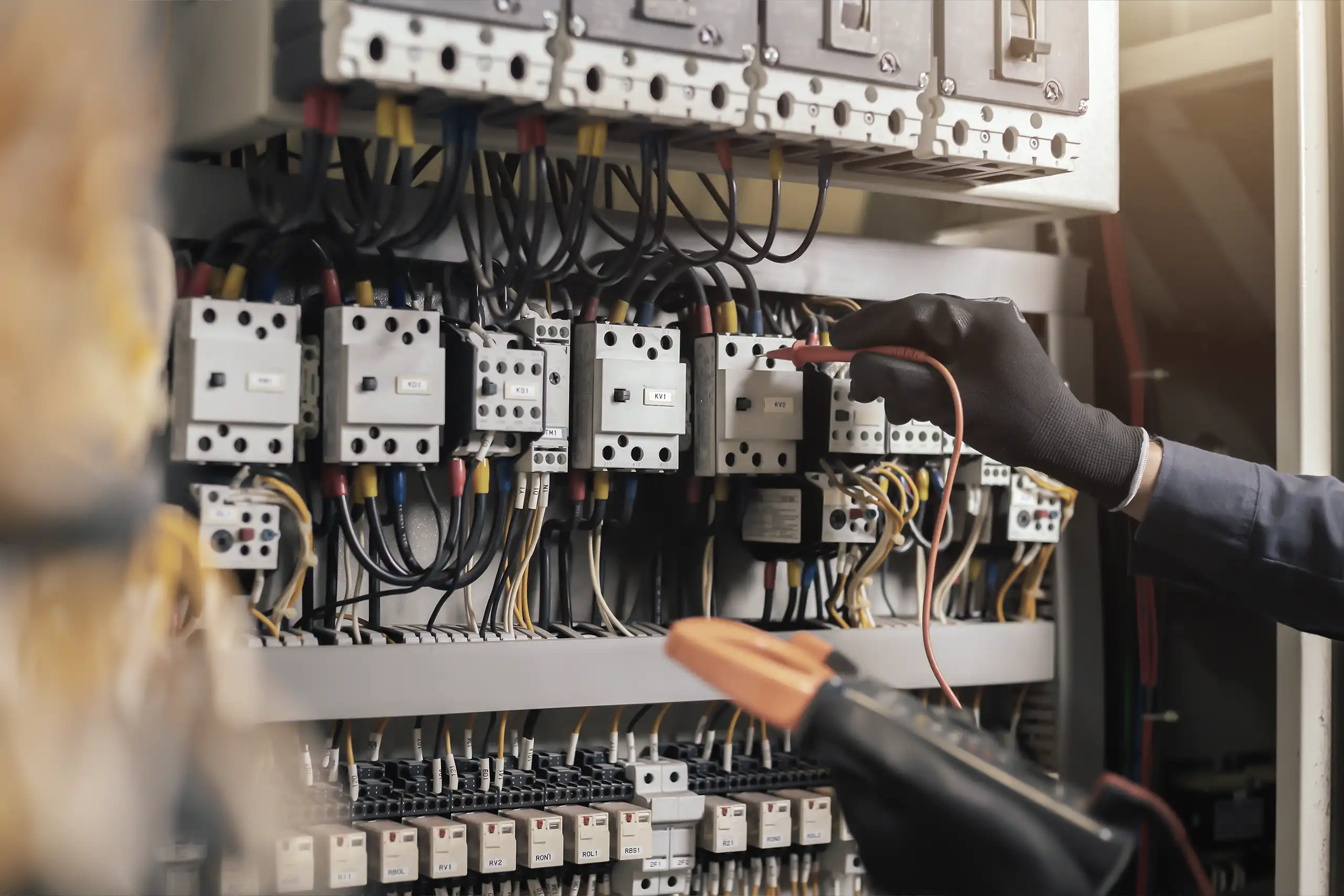 Technicien effectuant une vérification électrique sur une armoire de commande — formation habilitation électrique Jarnias Formation