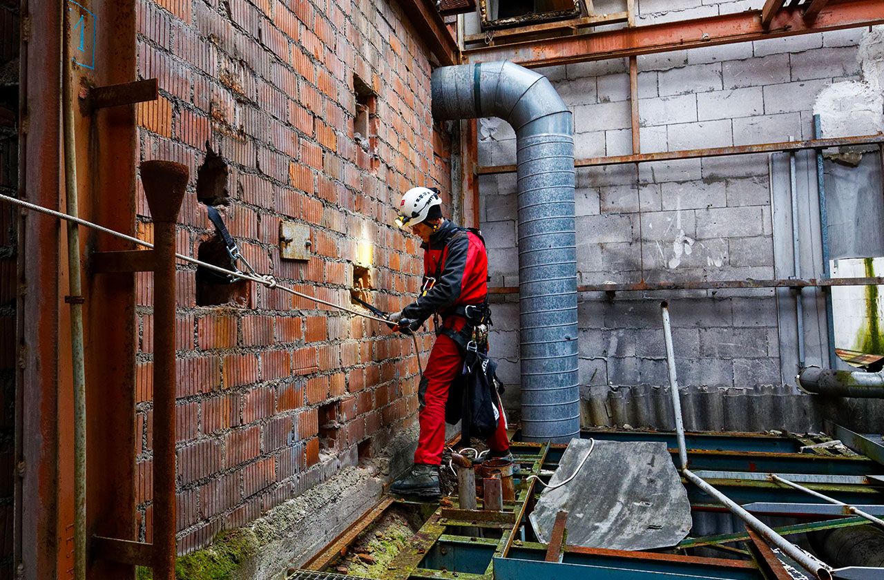 Équipement d'une main courante sur un site industriel non équipé